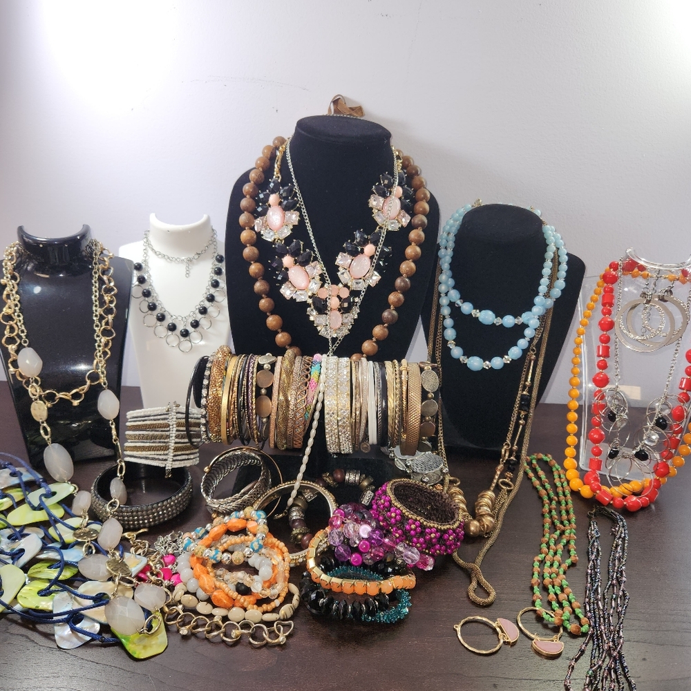 #2575, HUGE LOT OF VTG BRACELETS & NECKACES FAUX BEADS. 4 POUNDS, MORE THAN 80 I